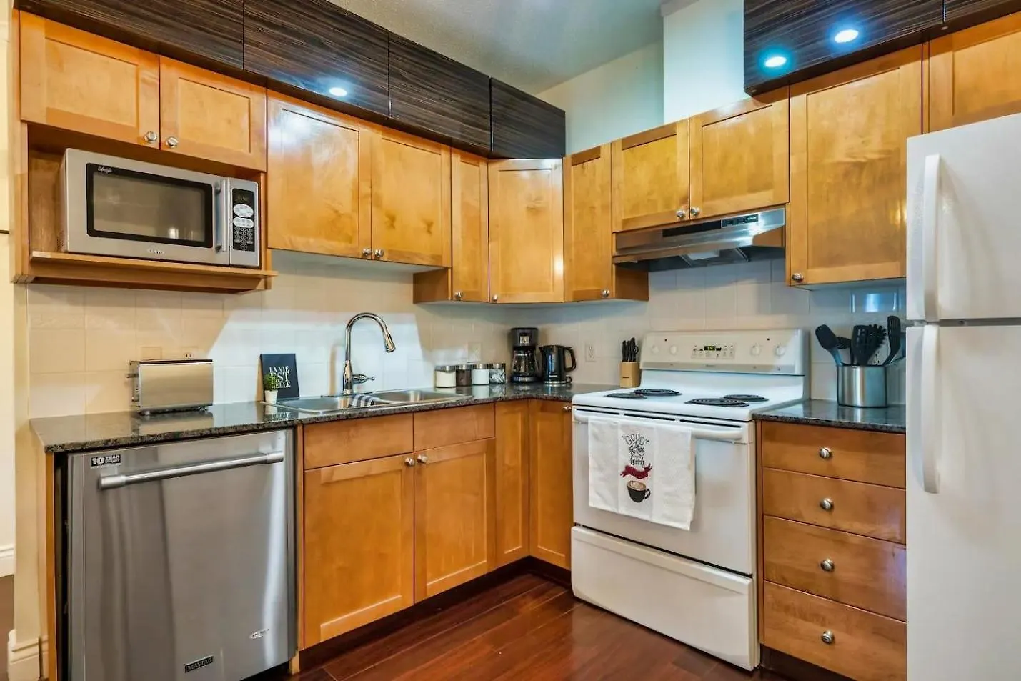 City Charm Furnished 3Br Retreat Villa Vancouver